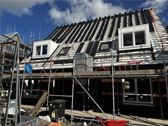 Nieuwbouwwoningen voorzien van kunststof kozijnen in Kantens